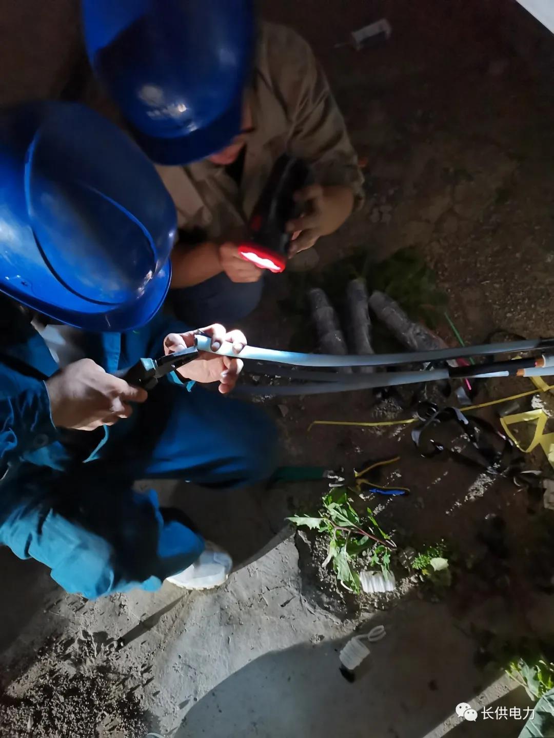 深夜搶修不辭辛苦   保電路上無怨無悔